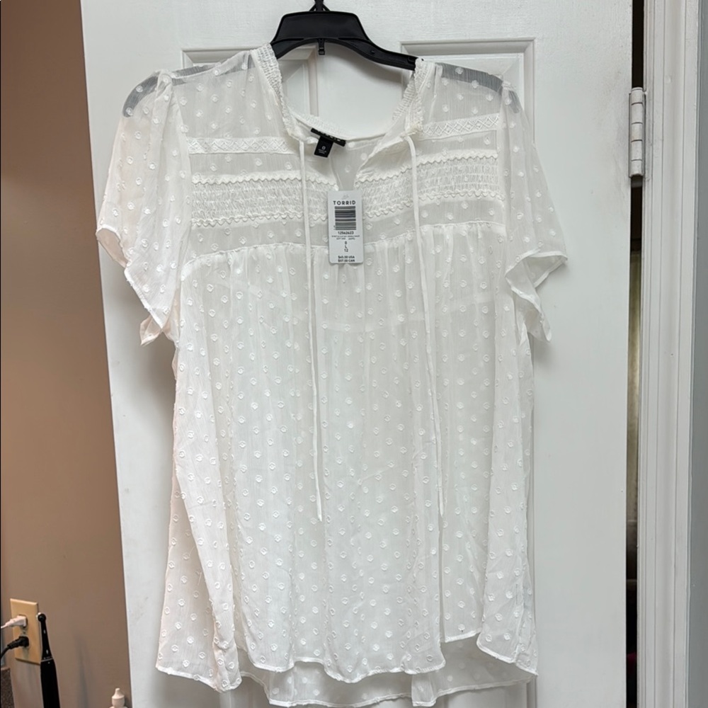 NWT Torrid Shear White Pleated Short Sleeve Blouse with Bib Collar